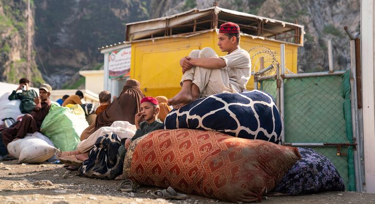 Fears grow for ordinary Afghans after further clashes with Pakistan