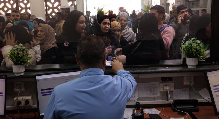 Syria: Hundreds of thousands flee Lebanon, vital food aid blocked