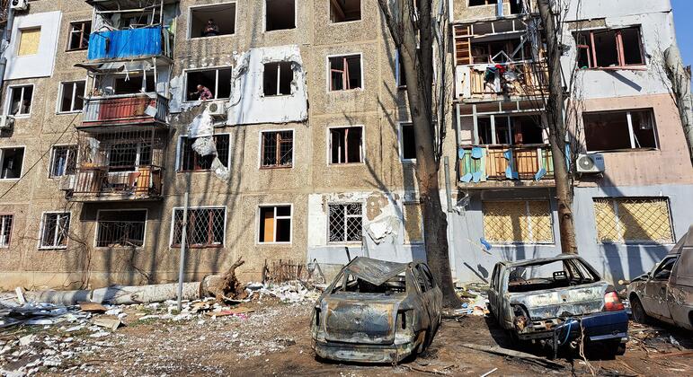 Ukraine: Rescuers work to save trapped residents after wave of Russian attacks